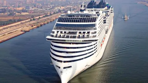 El crucero gigante pasando por el Canal de Suez. (Twitter)