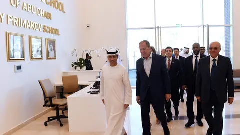 Un momento del recorrido del canciller ruso por el colegio en Abu Dhabi. (WAM)