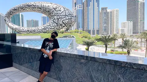 Turista posa ante el edificio del emblemático edificio del Museo del Futuro en Dubai. (EL CORREO)
