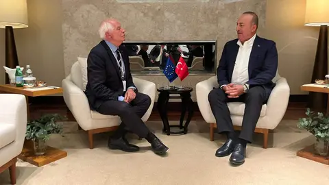 Borrell (izquierda) en Abu Dhabi este sábado en el Foro de Sir Bani Yas. (Twitter)