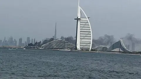 El incendio dejó humo en la costa de Dubai. (Twitter)