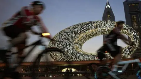 Una imagen de la carrera en Dubai . (Twitter)