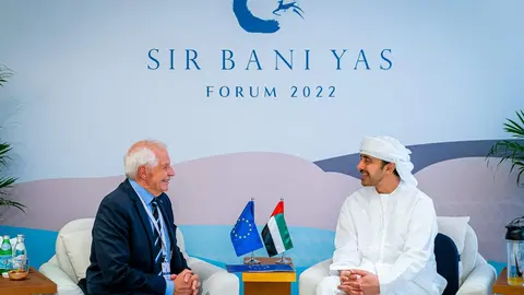 El español Borrell y el ministro de Exteriores emiratí.(WAM)