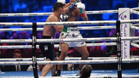 Un momento del combate de Zurdo Ramírez (derecha) en Abu Dhabi. (Cedida)