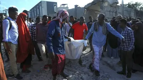 Una imagen de Twitter del atentado en Somalia.