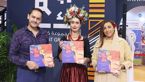 La jequesa Bodour bint Sultan Al Qasimi -derecha-, durante la presentación en el Feria Internacional del Libro de Sharjah del libro 'Frida, Friducha, Frida: Un día con la familia', escrito por el autor mexicano Ricardo Sánchez Rancho -izquierda-. (@Bodour)