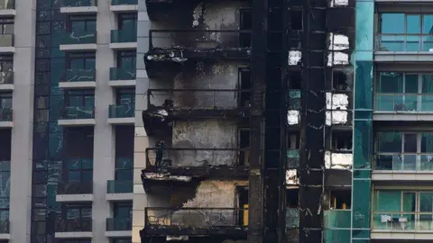 Una captura de una imagen del incendio en la fachada del edificio en Dubai.