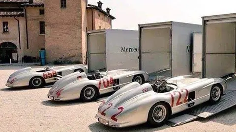 Una imagen de los deportivos Mercedes participantes en la Mille Miglia. (Twitter)