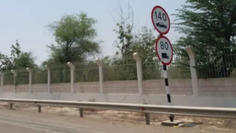 A modo ilustrativo una señal de velocidad en Abu Dhabi. (EL CORREO)