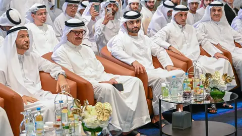 El jeque Mansour bin Mohammed bin Rashid Al Maktoum, tercero por la izquierda. (Dubai Media Office)