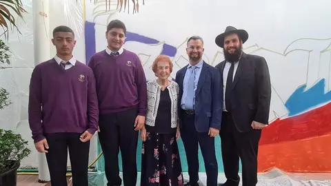 Eve Kugler, en el centro de la imagen con alumnos del colegio y el rabino Duchman en Dubai. (Twitter)