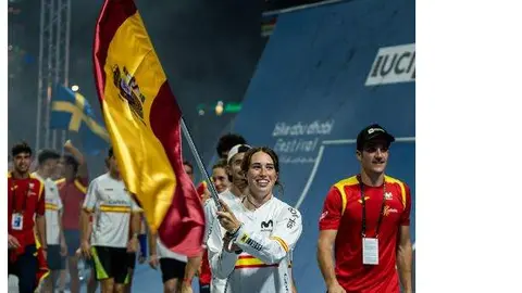Integrantes del equipo de España de Ciclismo Urbano celebran la victoria en Abu Dhabi. (WAM)