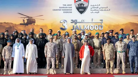 Foto de familia del ejercicio militar conjunto ente Emiratos y Bahréin. (WAM)