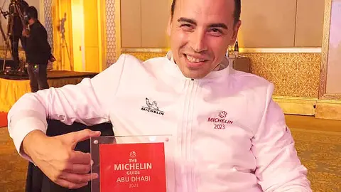Jaime Castañeda, director general de 99 Sushi Bar Abu Dhabi, muestra con orgullo la estrella Michelin. (Cedida)