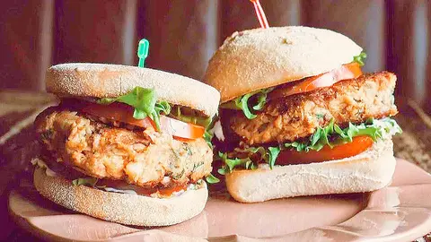 Así se prepara la deliciosa hamburguesa de camello que enamora a los turistas de Dubái. (unsplash)