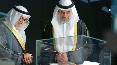 El ministro de Salud y Prevención de Emiratos Árabes, Abdul Rahman bin Mohammed Al Owais -izquierda-, recorre junto a Su Alteza el jeque Sultán Bin Mohammed Bin Sultán Al Qasimi, príncipe heredero de Sharjah, la X Bienal de Caligrafía. (WAM)