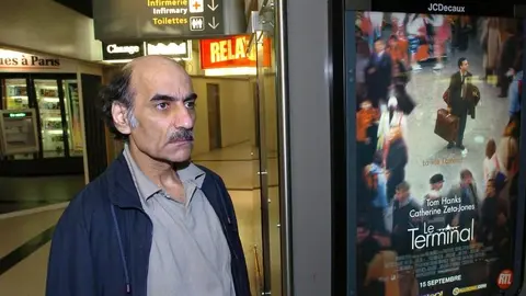 Mehran Karimi Naseri en el aeropuerto de París. (Twitter)