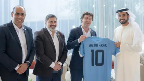 El Jeque Rashid bin Humaid Al Nuaimi, presidente de la Asociación de Fútbol de EAU junto a los reprentantes de la Asociación Uruguaya de Fútbol. (WAM)