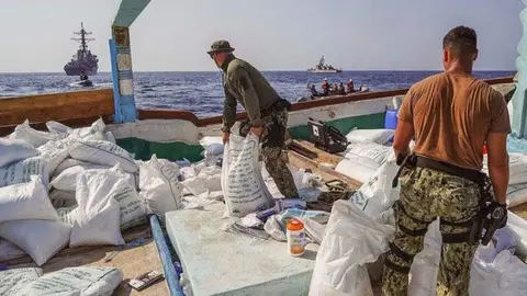Un momento de la confiscación de explosivos en la embarcación. (Fuente externa)