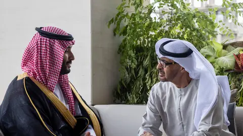 El presidente de EAU junto al príncipe heredero saudí. (WAM)