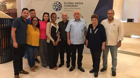 Los periodistas cubanos junto al embajador de Cuba en Emiratos Árabes. (Cedida)