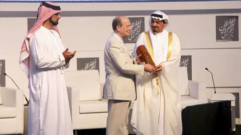 El jeque Humaid Bin Rashid Al Nuaimi, gobernador de Ajman y miembro de Consejo Superior de Emiratos Árabes Unidos, entrega un presente al 
alcalde de Bilbao, Ibon Areso, durante la ceremonia inaugural de la conferencia. (EL CORREO)
