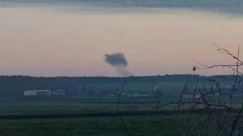 El humo se eleva en la distancia en Nowosiolki, Polonia. (Fuente externa)