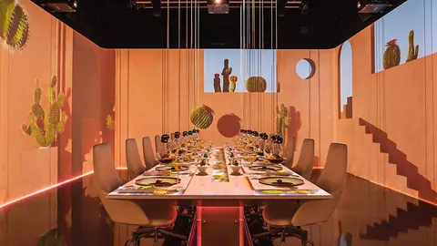 Perspectiva de una mesa en el restaurante Sublimotion en el hotel Mandarin de dubai. (Twitter)