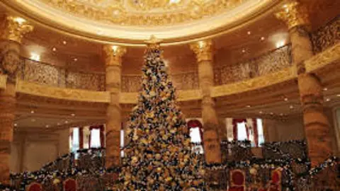 Un hotel decorado por Navidad en La Palmera de Dubai. (EL CORREO)