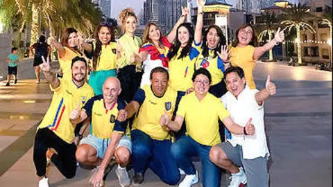 Expatriados ecuatorianos aficionados al fútbol en Dubai. (George Bishouty / EL CORREO)