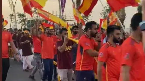 Los supuestos aficionados españoles en la cabalgata de Doha. (Twitter)