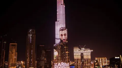 El delantero del Real Madrid Benzema en el Burj Khalifa. (Dubai Media Office)