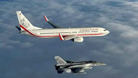 El avión de la selección de Polonia junto a uno de los cazas F-16. (Twitter/@LaczyNasPilka)