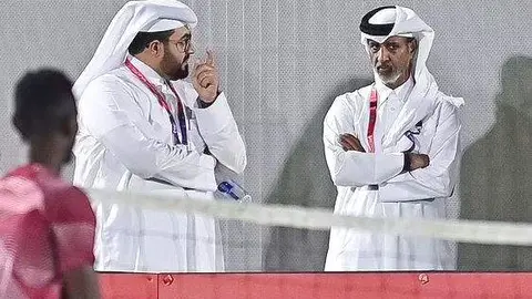 El jeque Hamad bin Khalifa bin Ahmed Al Thani -a la derecha-, presidente de la Asociación de Fútbol de Qatar, junto a una valla publicitaria de Budweiser. (Fuente externa)