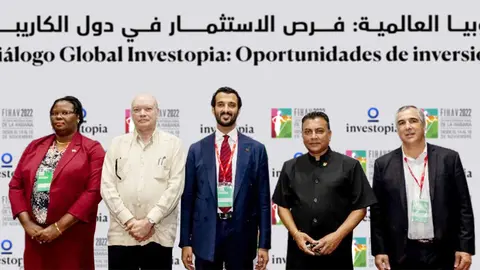 En el centro de la imagen el ministro emiratí en La Habana. (WAM)