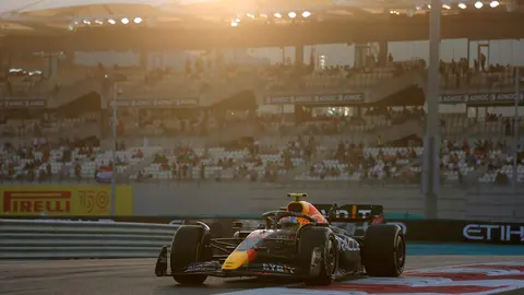 El piloto mexicano Sergio Pérez lidera Red Bull 1-2 en la última sesión de entrenamientos de la temporada en Yas Marina. (WAM)