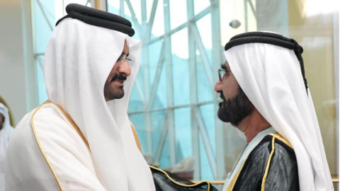 El jeque Mohammed -derecha- junto al emir de Qatar. (Qatar News Agency)