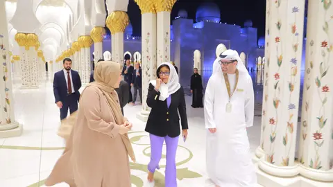 La vicepresidenta de Venezuela durante su recorrido por la Gran Mezquita de Abu Dhabi. (WAM)