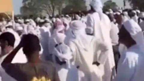 Los asistentes emiratíes al funeral en una captura de pantalla del vídeo difundido.