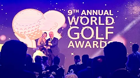 Juan Pereyra, CEO del Termas de Rio Hondo Club, en el momento de recobir los premios en Abu Dhabi. (Cedida)