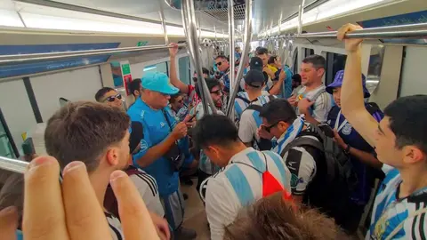 Los argentinos en el metro de Doha. (Richard Ramos/ EL CORREO)