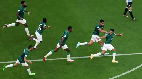 Alegría desbordada de los jugadores saudíes tras marcar un gol a la selección de Argentina. (fifa.com)