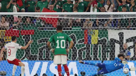 El momento decisivo de la parada del penalti en el México-Polonia del Mundial de Qatar. (fifa.com)