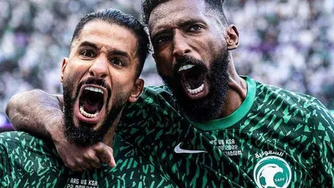 Dos jugadores de la selección de fútbol saudí celebran el resultado ante Argentina. (Twitter)