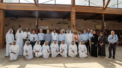 Los embajadores y autoridades emiratíes en Khorfakkan. (WAM)