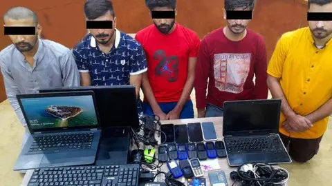 La policía difundió esta imagen de la banda de estafadores.