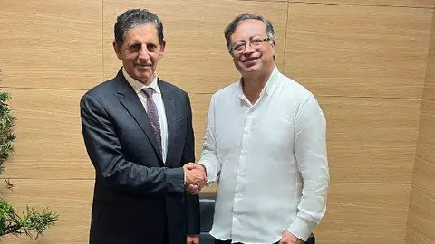 El embajador emiratí en Colombia (izquierda) y Gustavo Petro. (Facebook)