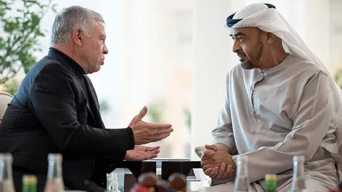 El rey Abdullah y el jeque Mohamed Bin Zayed este jueves. (WAM)