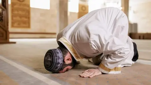 Durante el Ramadán se llevan a cabo cinco oraciones al día. Foto: pexels.