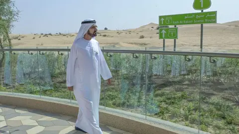 El gobernante de Dubai pasea por una zona rural del emirato. (Twitter)